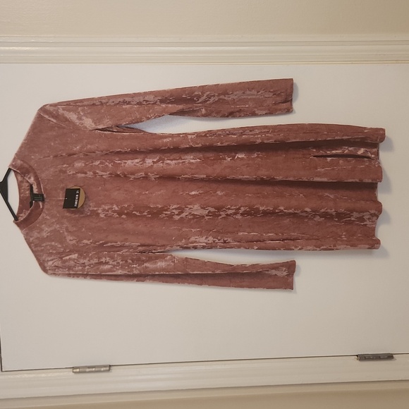 Forever 21 Dresses & Skirts - Pink NWT Forever 21 Junior's Medium Dress With Short Split at the bottom